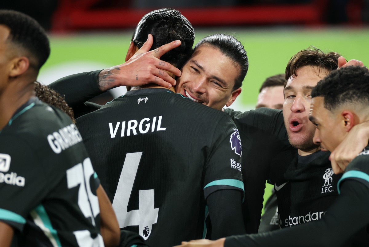 Virgil van Dijk and Darwin Nunez celebrate during Liverpool's win at Brentford