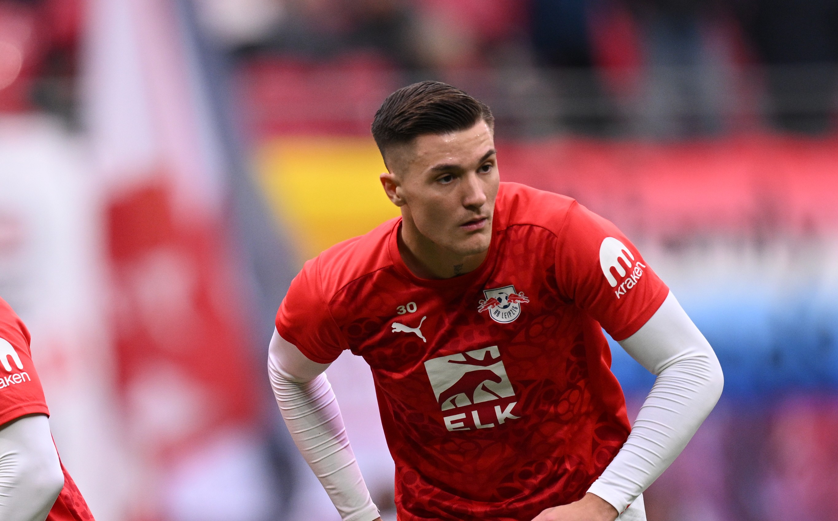 Benjamin Sesko of Leipzig warms up