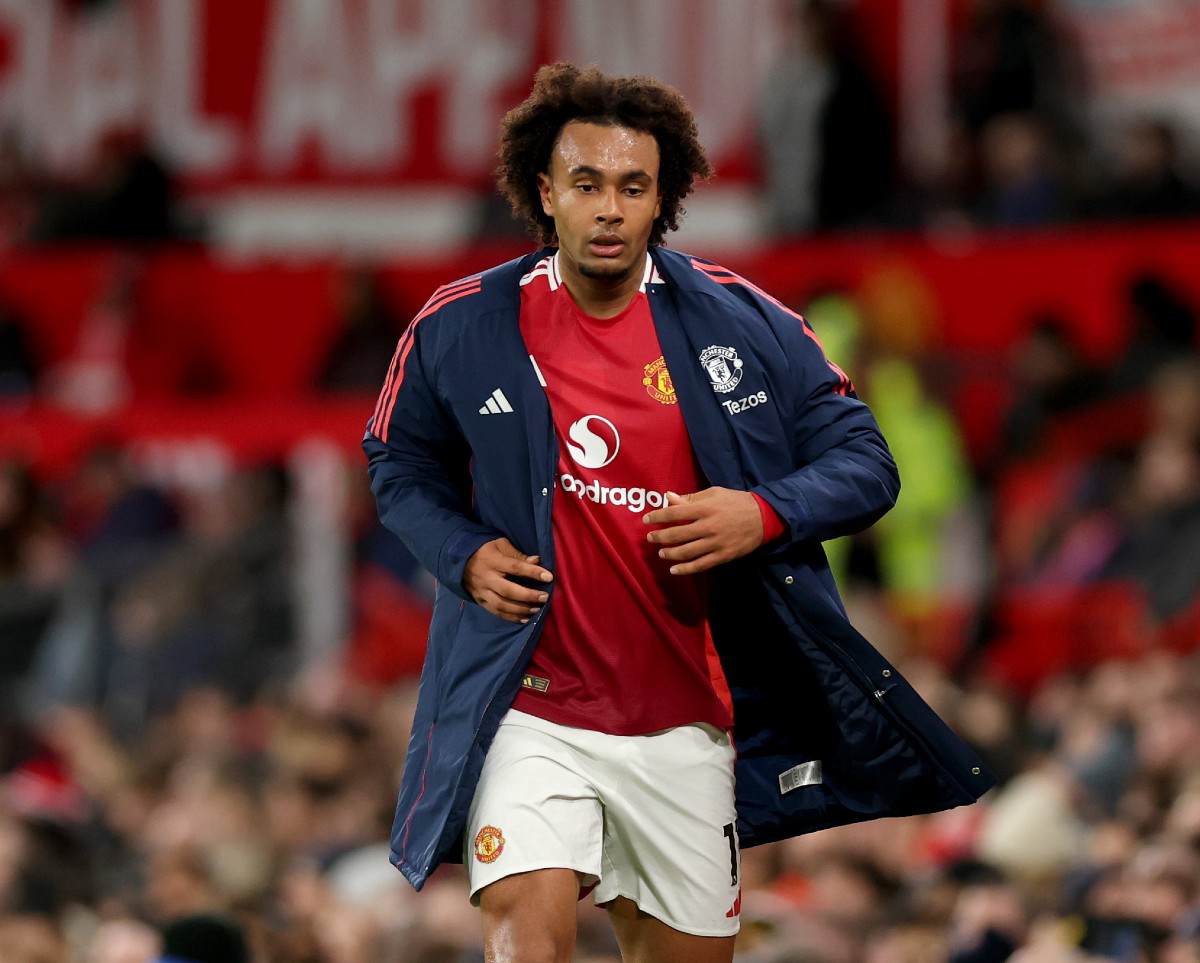 Joshua Zirkzee leaving the pitch after being subbed