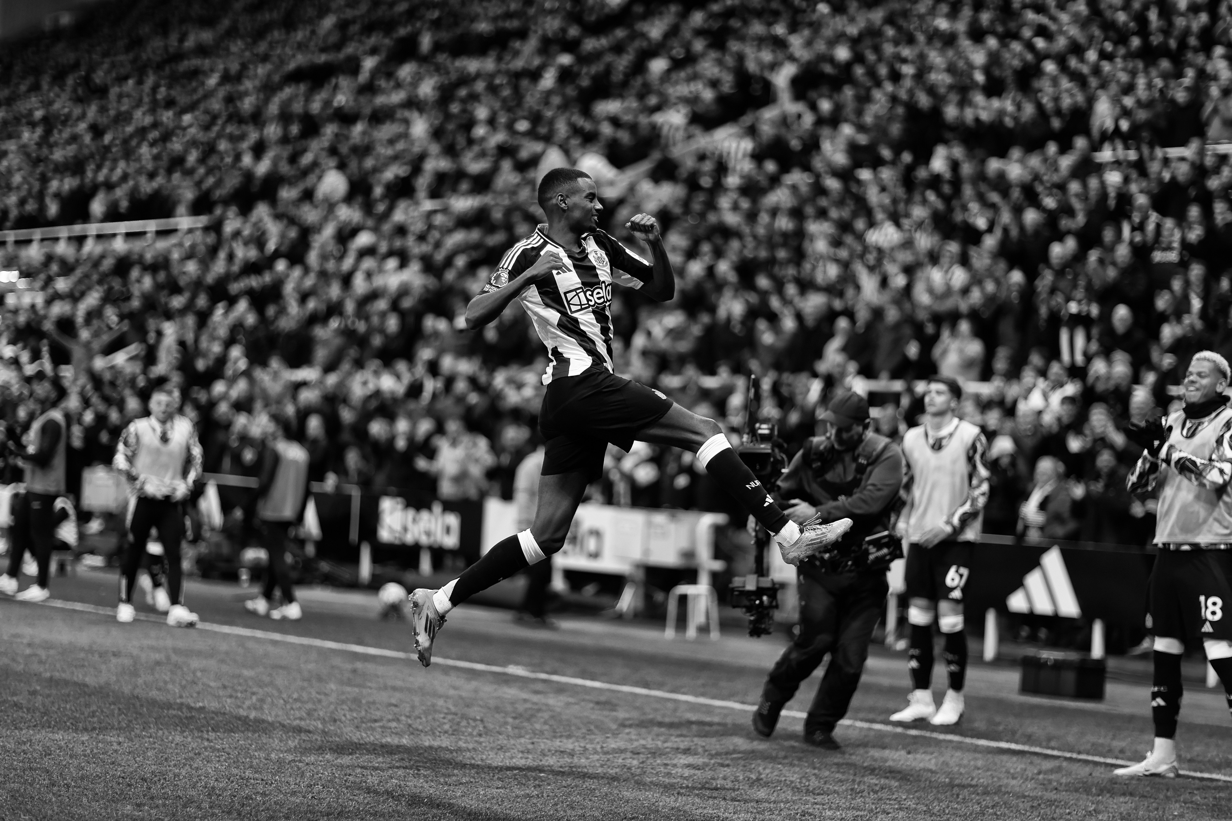 Alexander Isak of Newcastle United celebrates