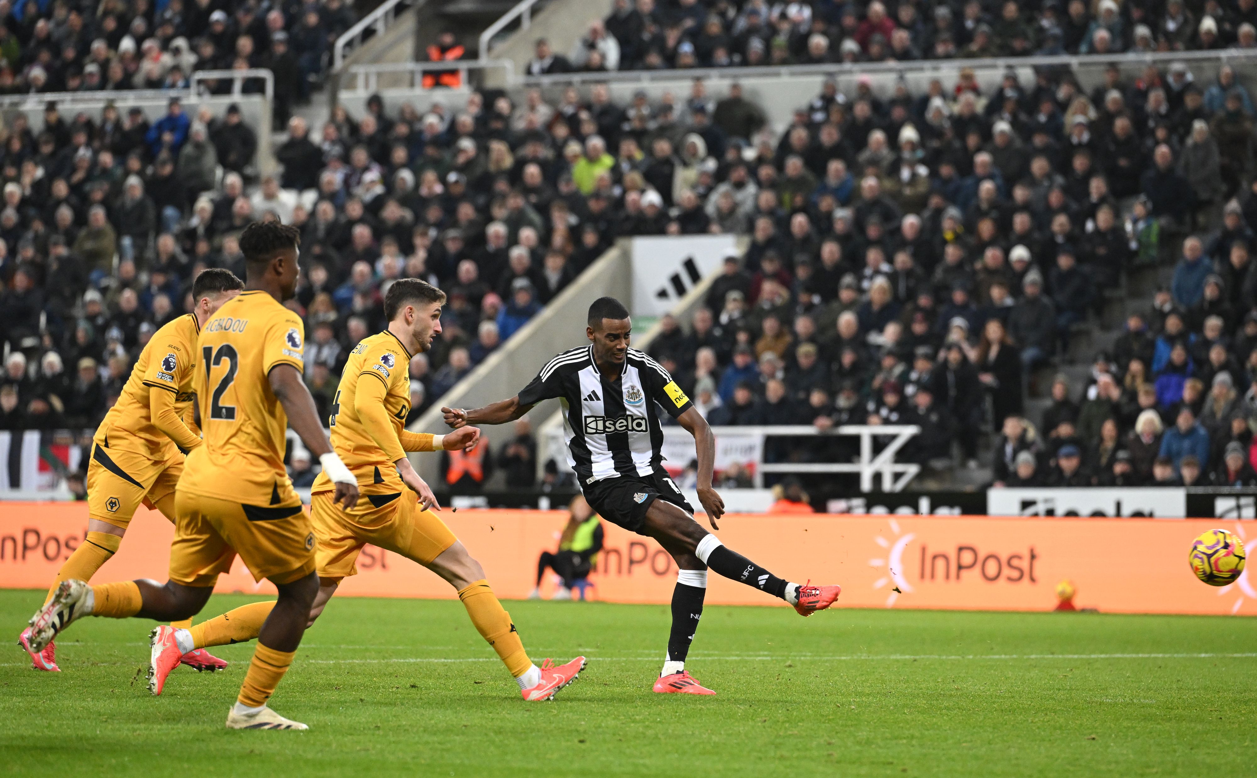 Alexander Isak of Newcastle United shoots