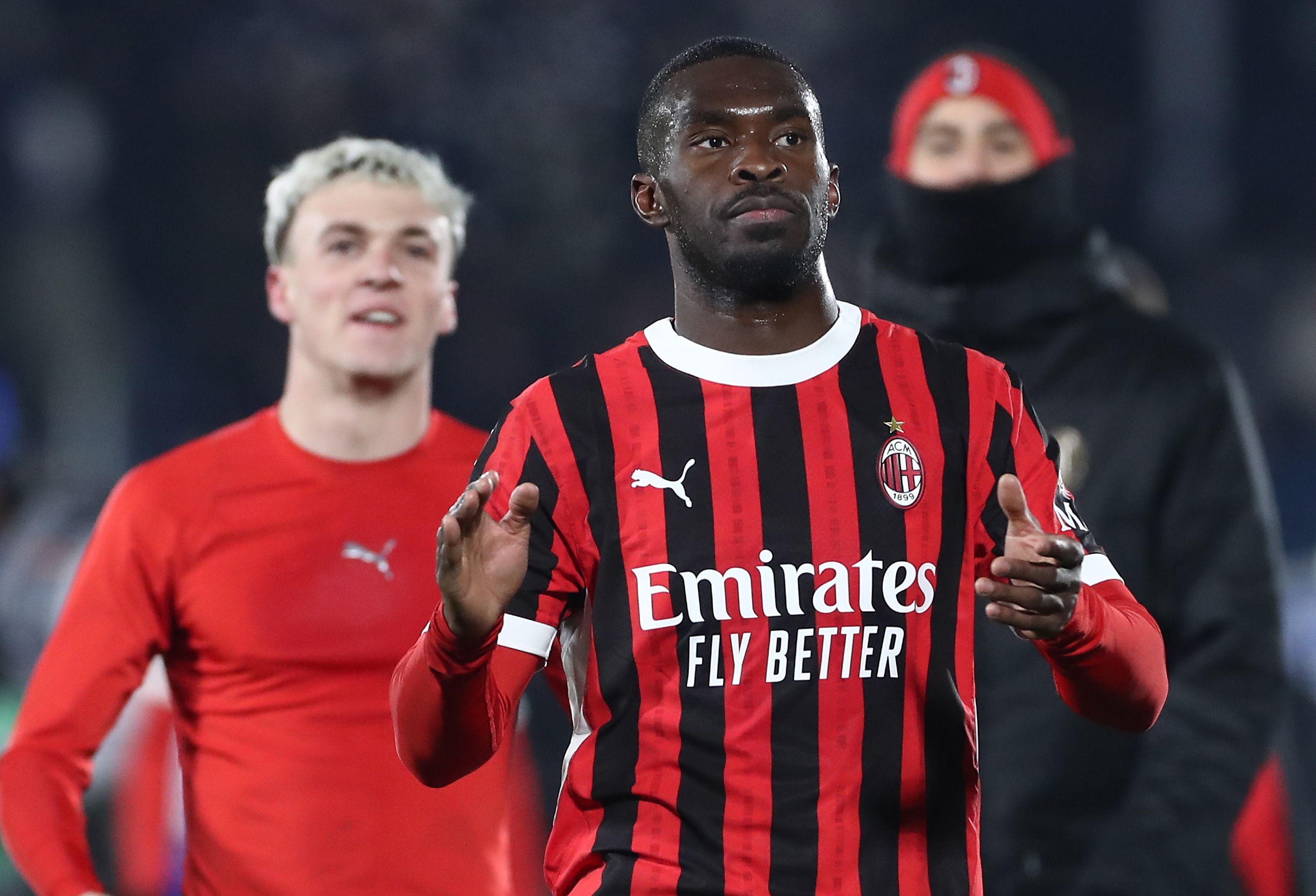 Fikayo Tomori from Milan greets the fans 