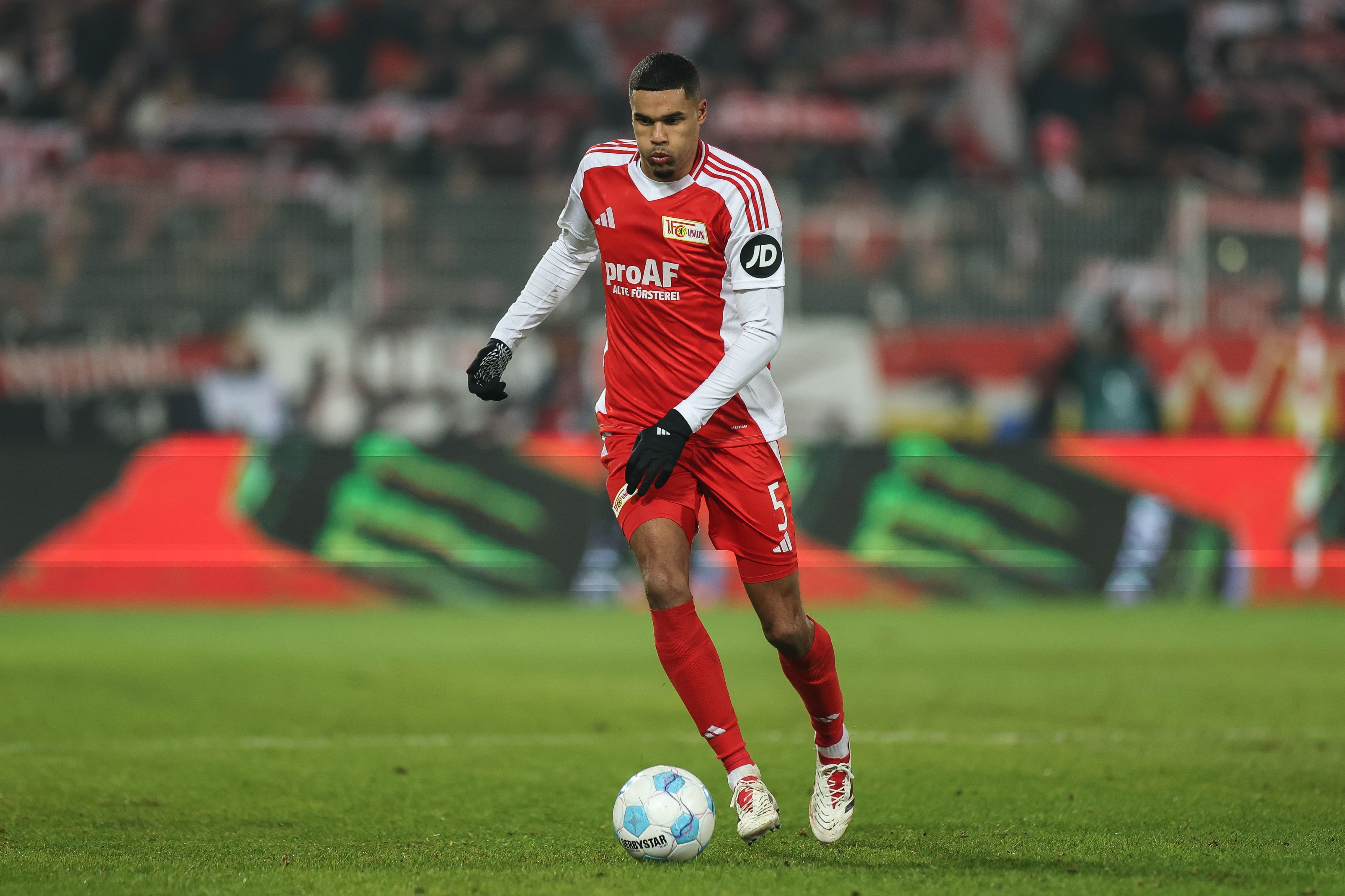 Danilho Doekhi of 1. FC Union Berlin controls the ball