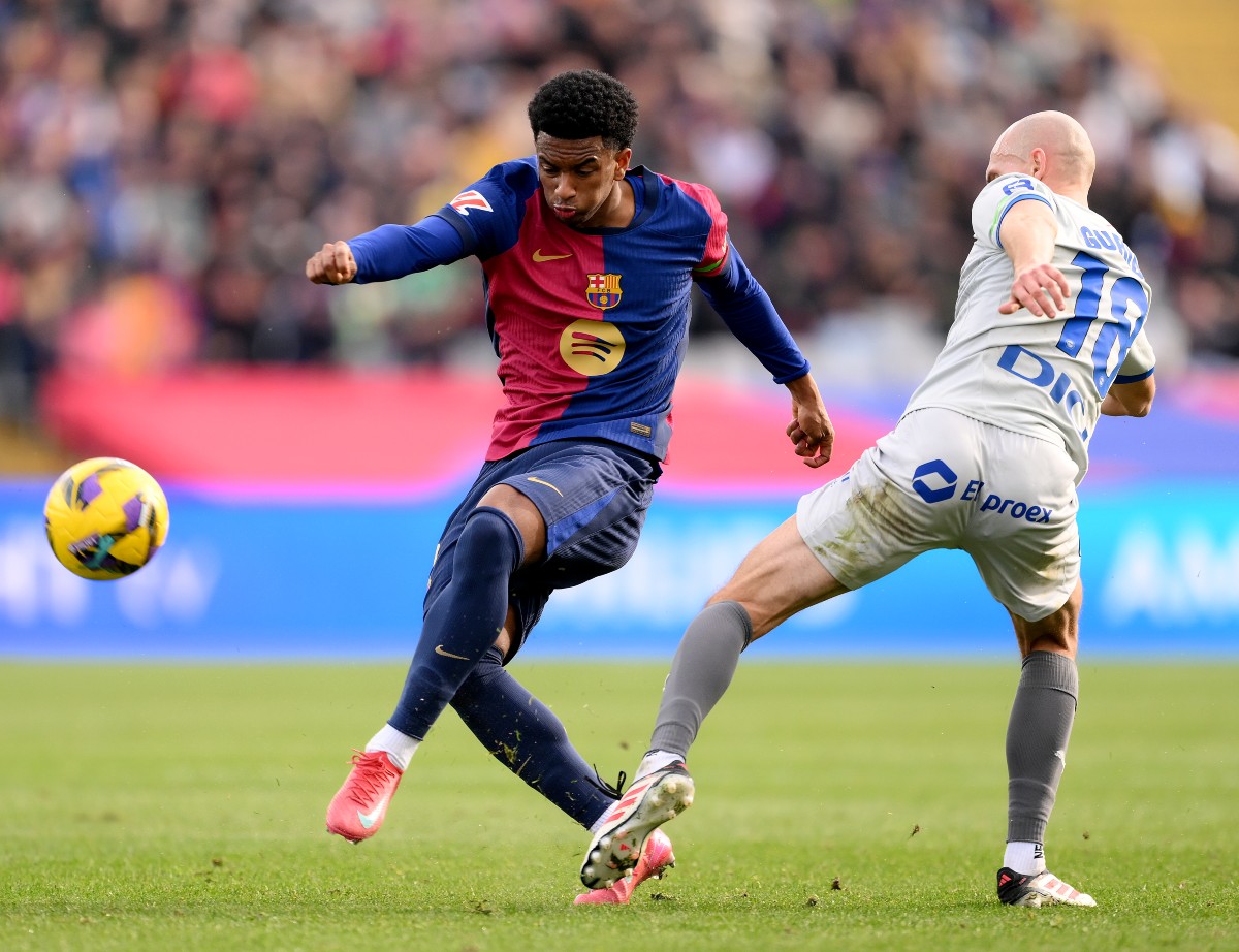 Alejandro Balde in action for Barcelona