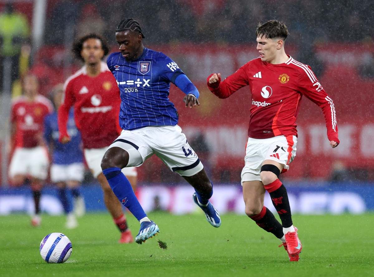 Man United's Alejandro Garnacho reacts to being subbed