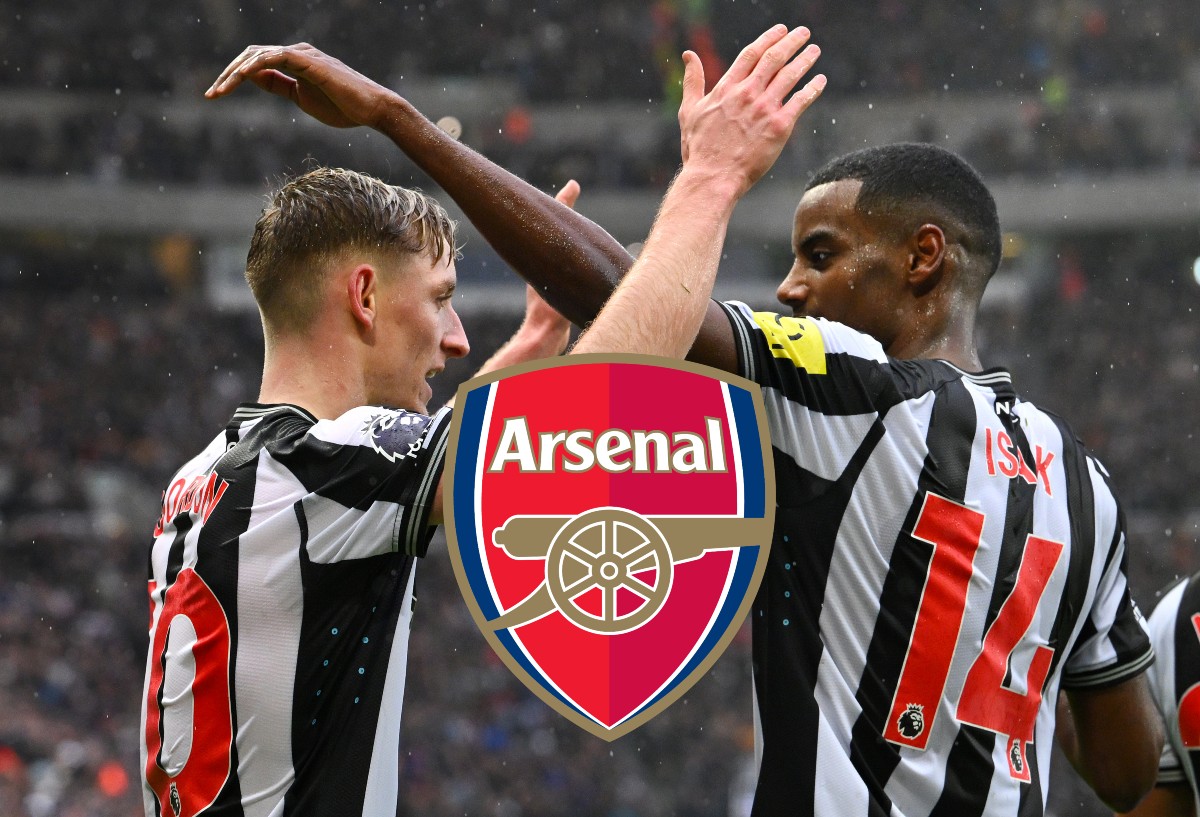 Alexander Isak and Anthony Gordon celebrate for Newcastle