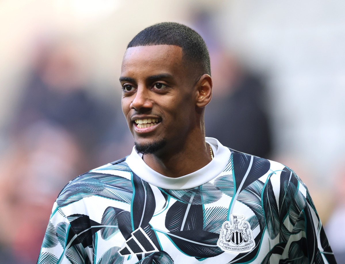 Alexander Isak warming up for Newcastle