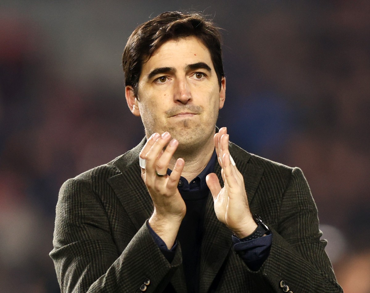 Andoni Iraola applauds the Bournemouth fans