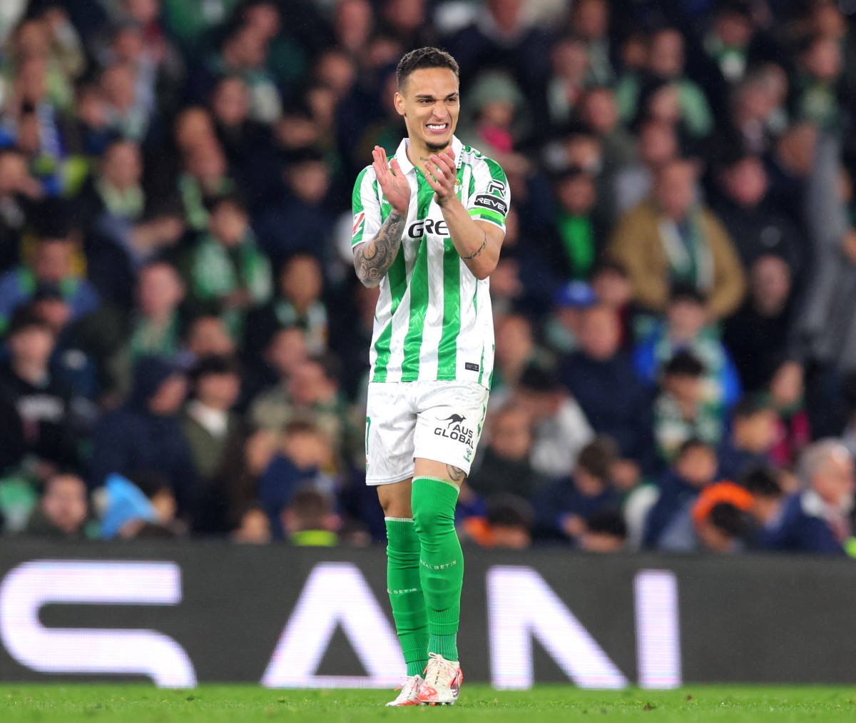 Antony in action for Real Betis