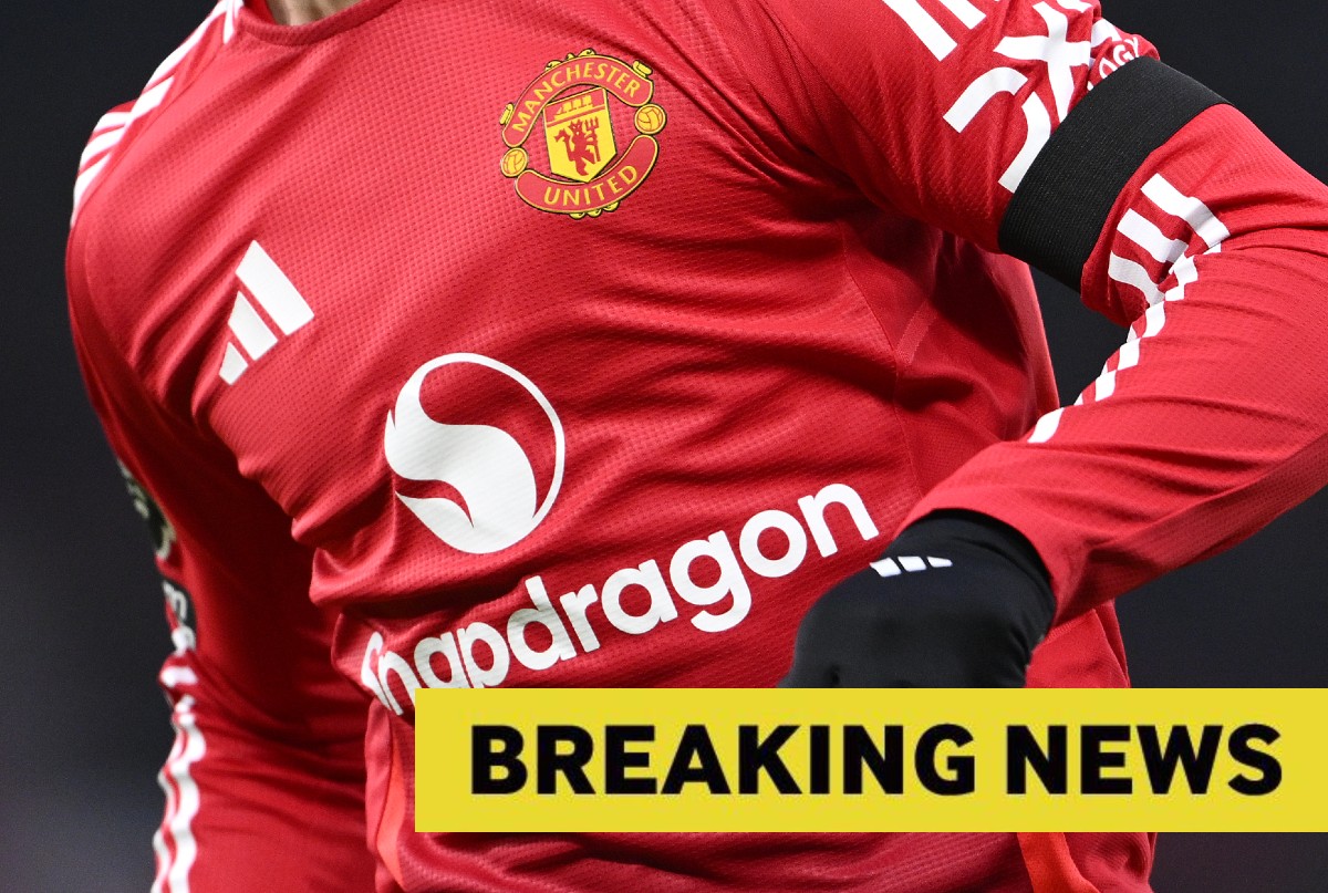 Close-up of a Manchester United player in the home shirt, plus a breaking news banner