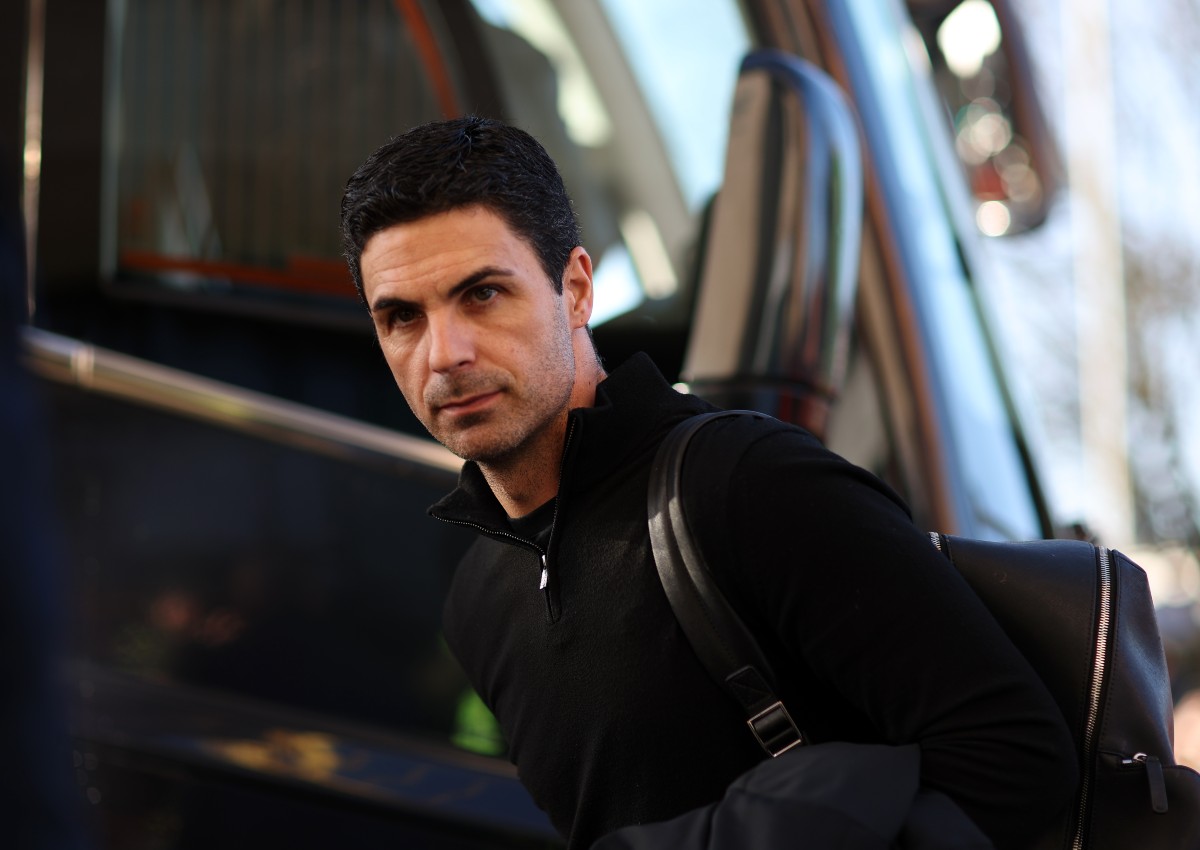 Arsenal manager Mikel Arteta steps off the team bus