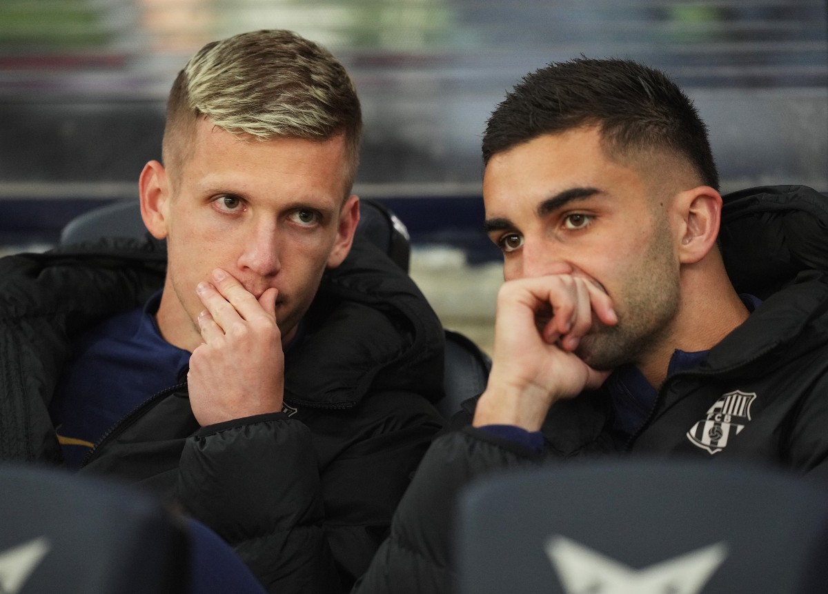 Dani Olmo speaking Ferran Torres on the Barcelona bench