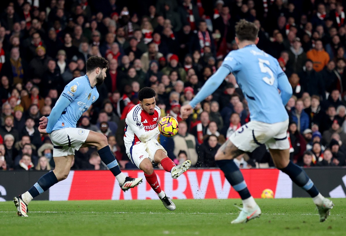 Ethan Nwaneri shoots during Arsenal's win over Man City