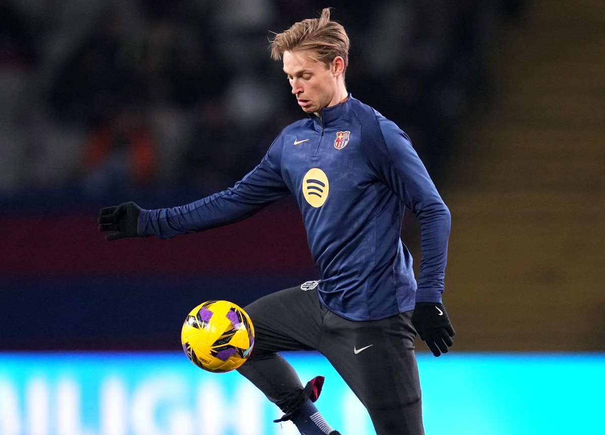 Frenkie de Jong warming up for Barcelona