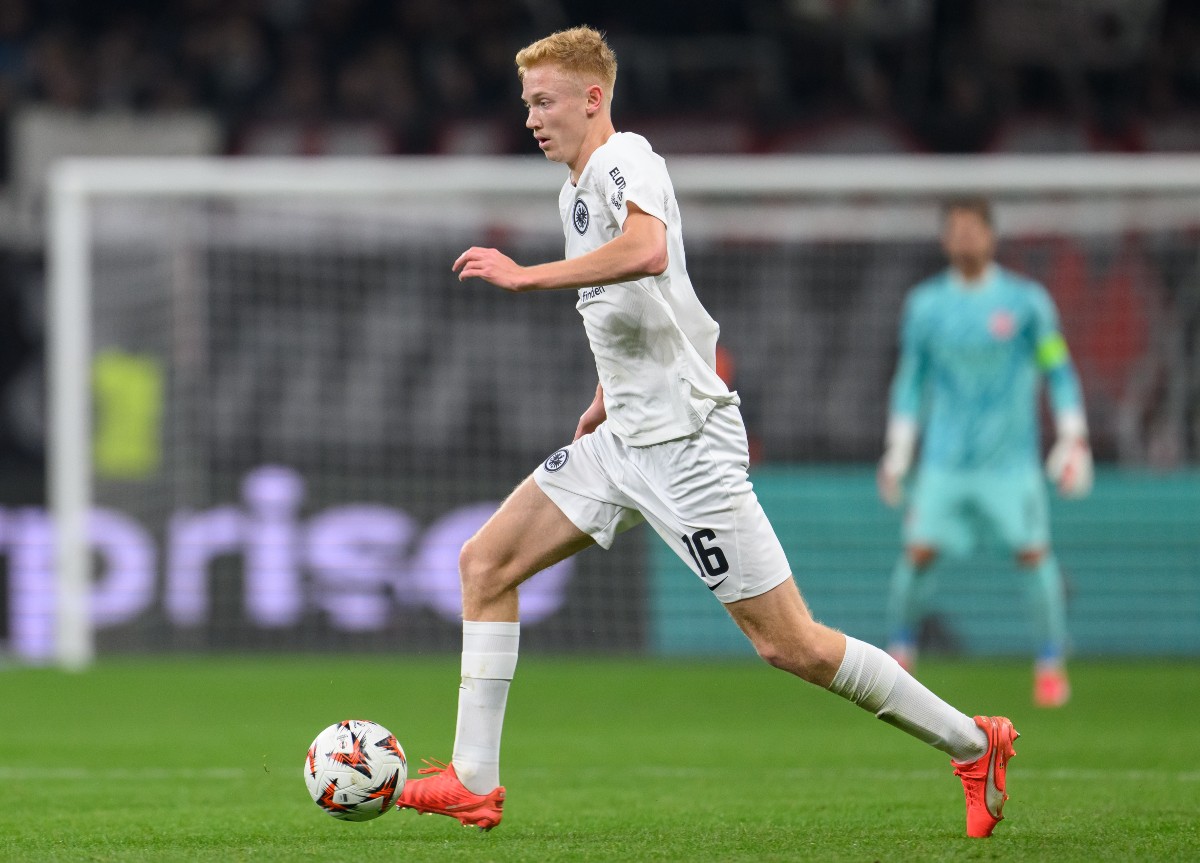 Hugo Larsson in action for Eintracht Frankfurt