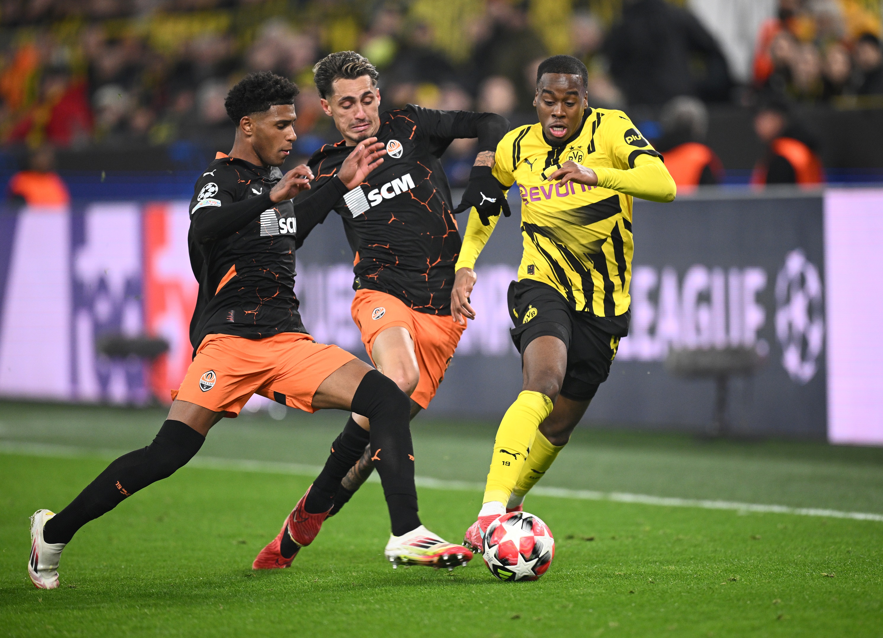 Jamie Gittens runs away from the challenge of two Shakhtar players.