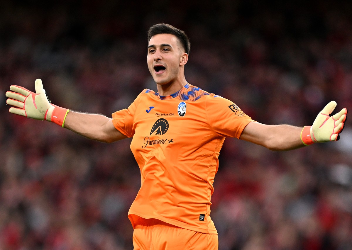 Juan Musso celebrates in Atalanta's Europa League final win over Bayer Leverkusen