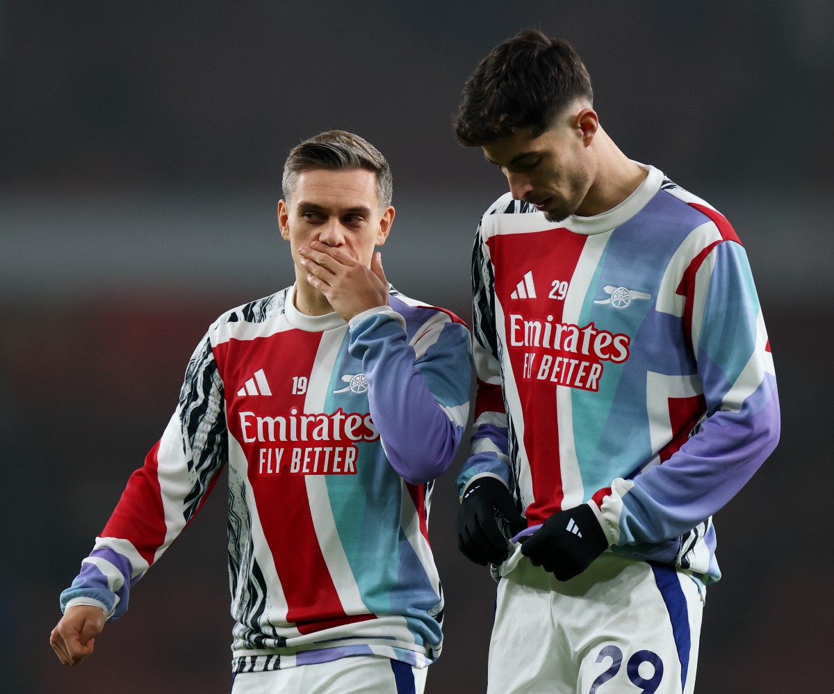 Leandro Trossard and Kai Havertz warming up for Arsenal