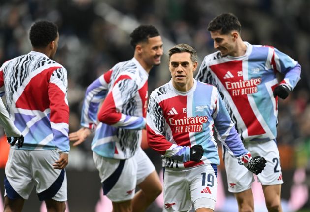 Leandro Trossard warming up for Arsenal