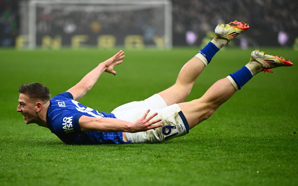 Liam Delap holds a goal for Ipswich Town