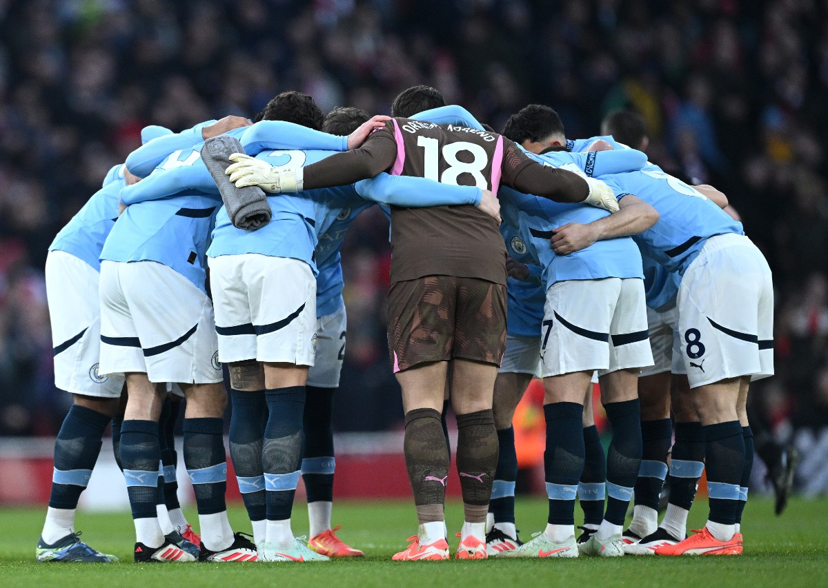 Manchester City players huddling