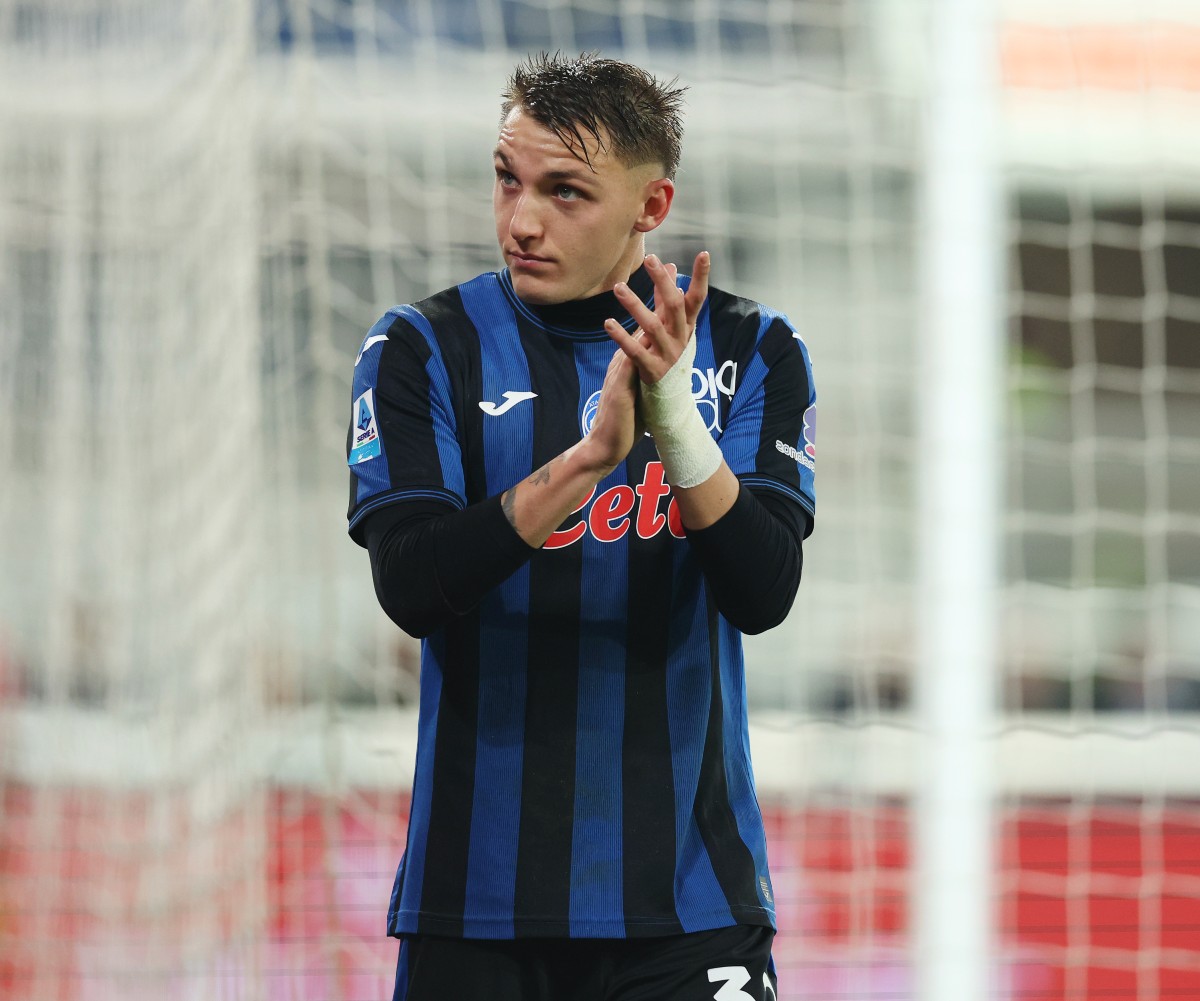 Mateo Retegui applauds the Atalanta fans