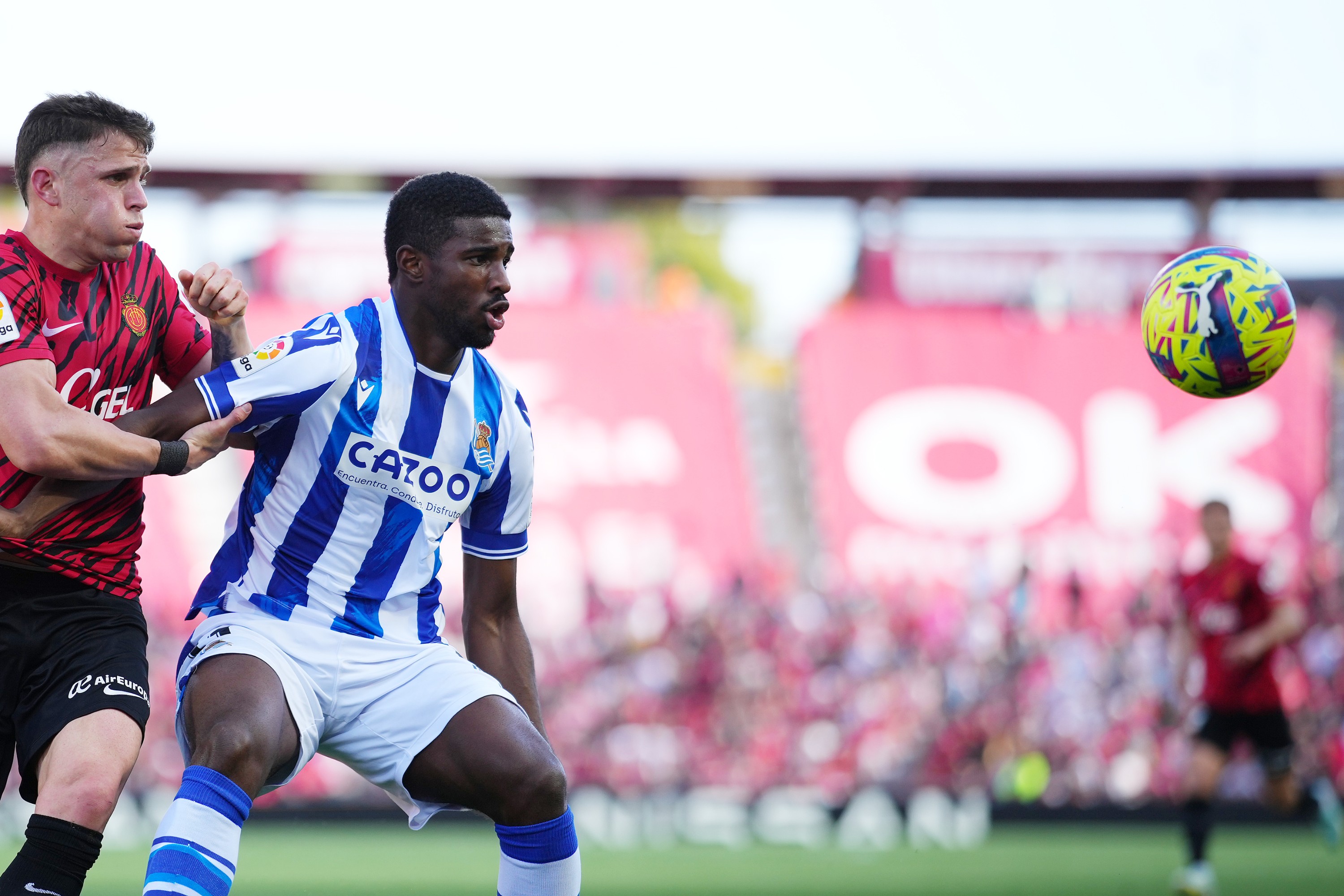 Mohamed-Ali Cho de Real Sociedad Fight for possession with Giovanni Gonzalez by RCD Mallorca