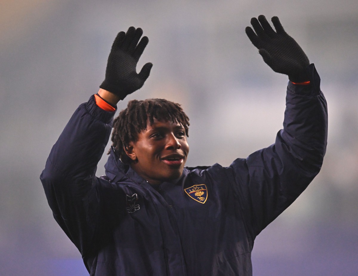 Patrick Dorgu waves to the Lecce fans