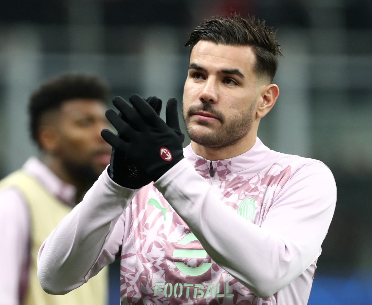 Theo Hernandez applauds the AC Milan fans