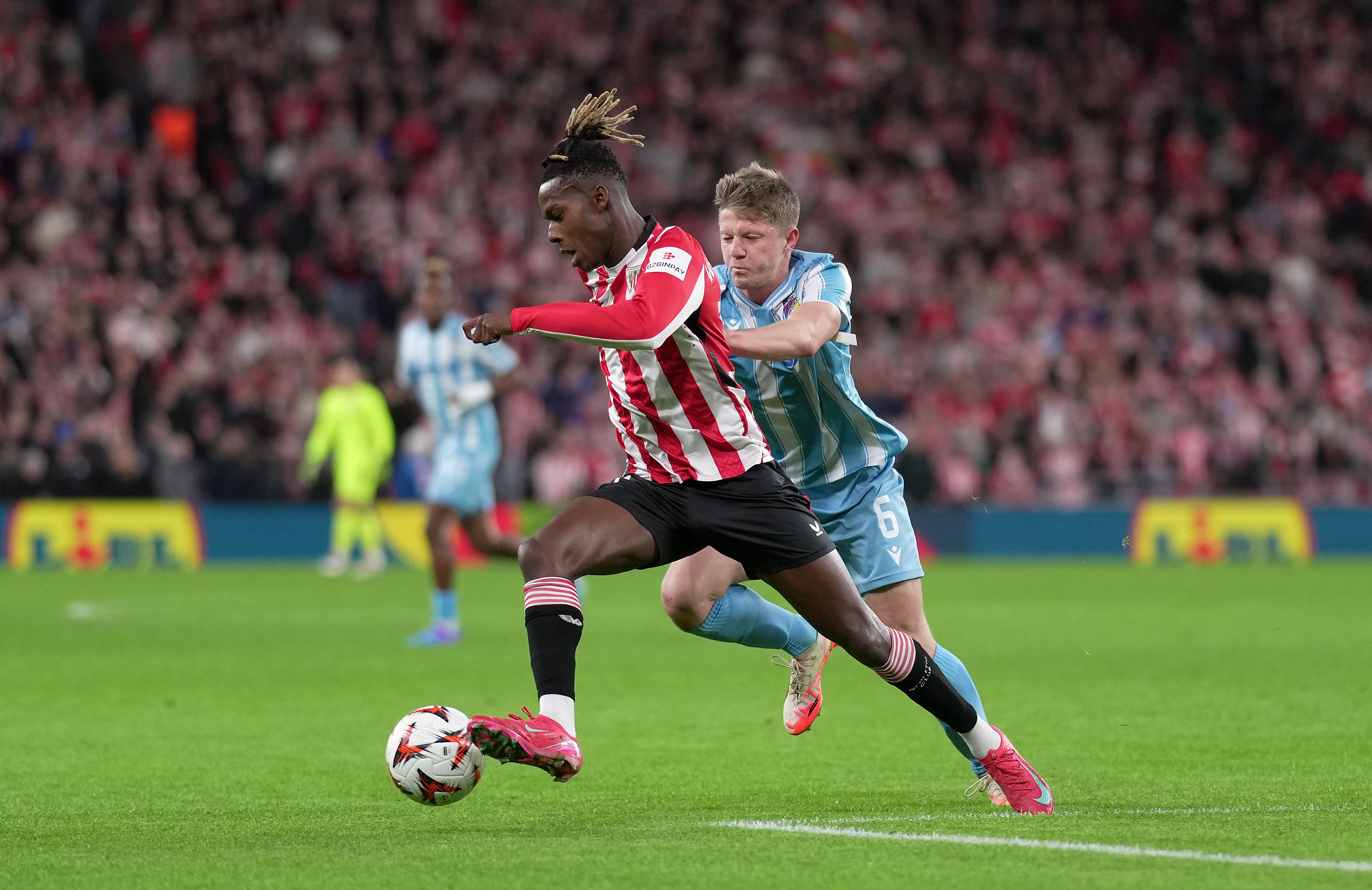 Nico Williams of Athletic Club runs with the ball