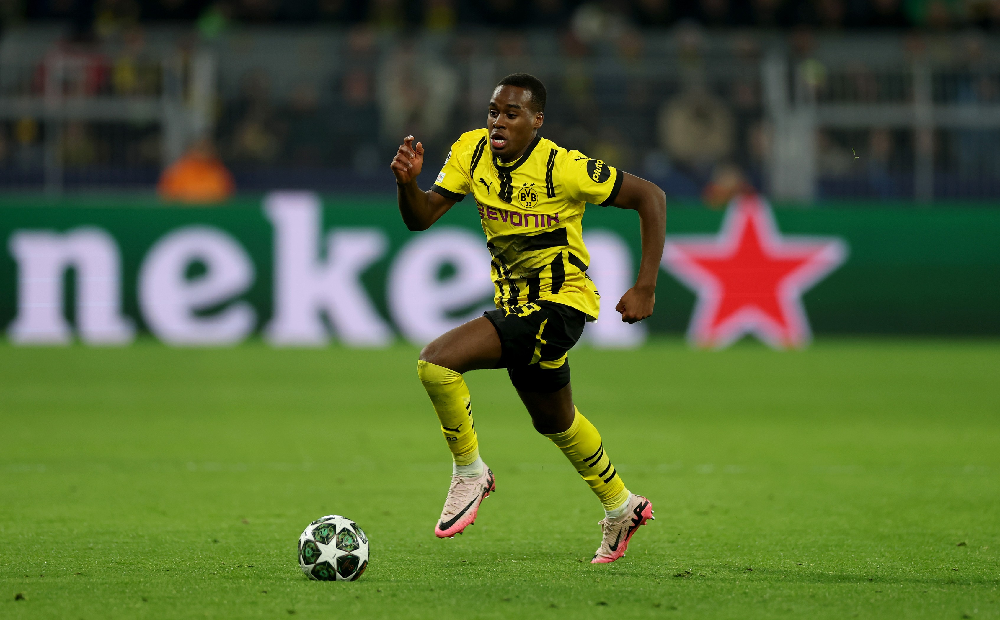 Jamie Gittens of Borussia Dortmund runs with the ball