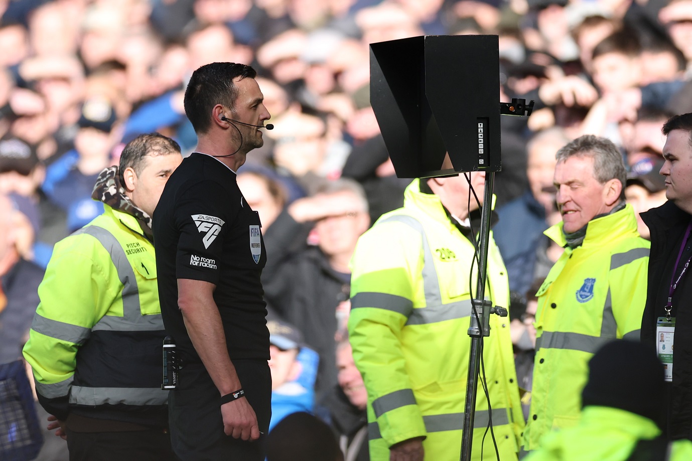 Referee during Everton vs Man United