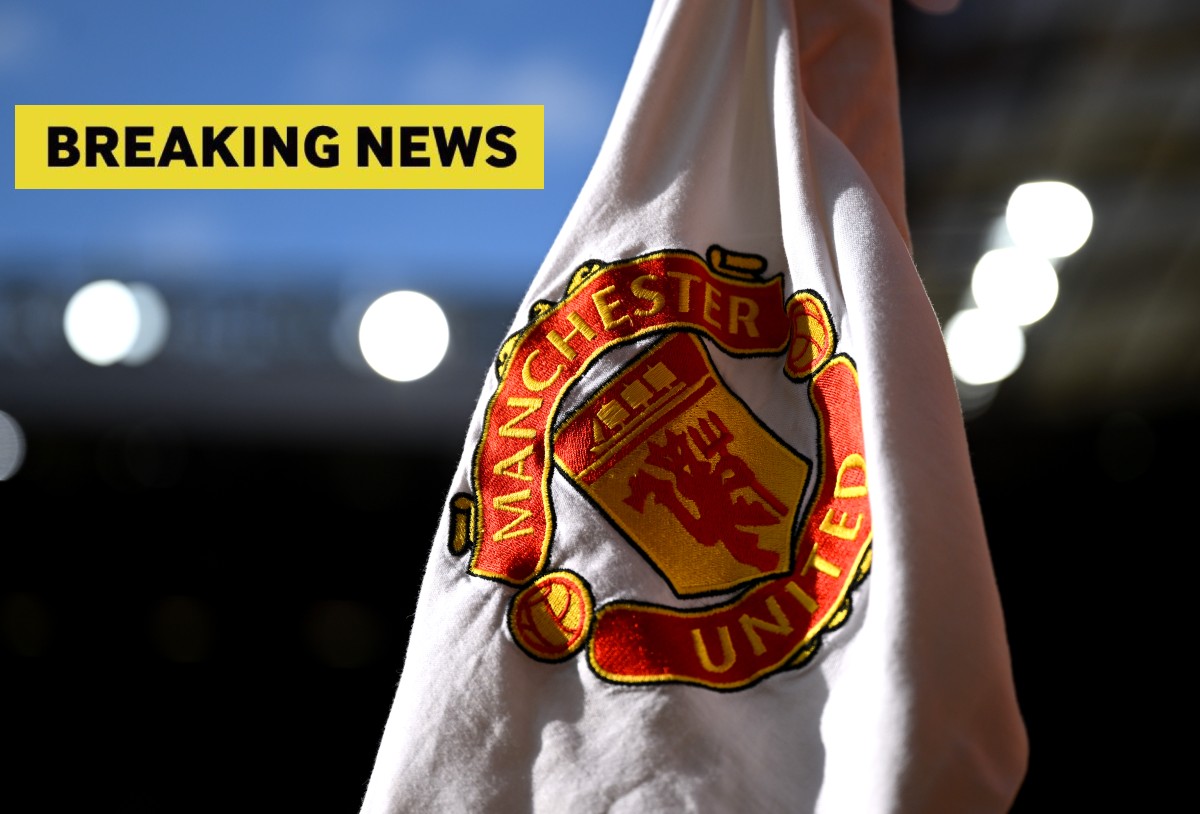 Manchester United corner flag and breaking news banner