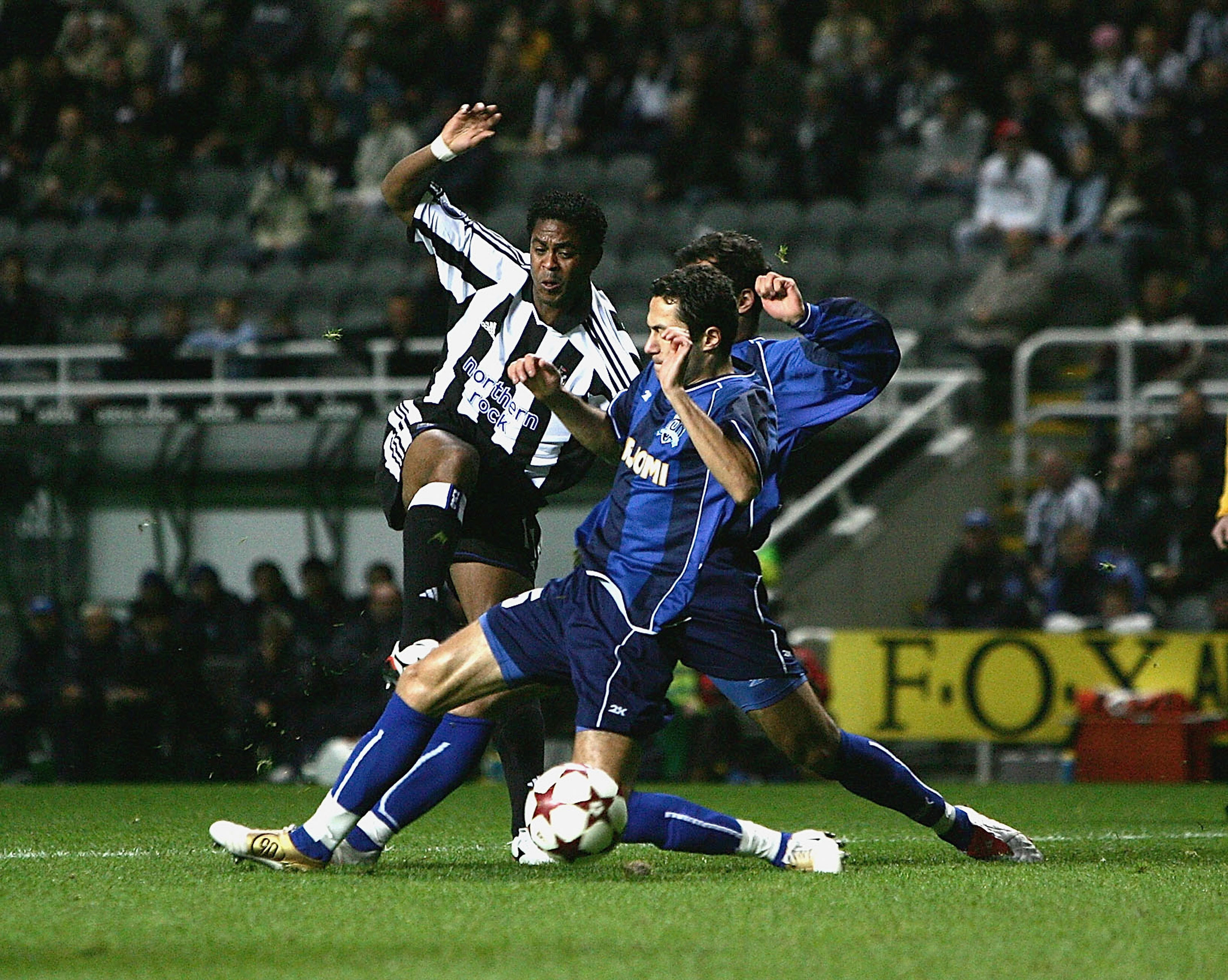 Patrick Kluivert of Newcastle United shoots