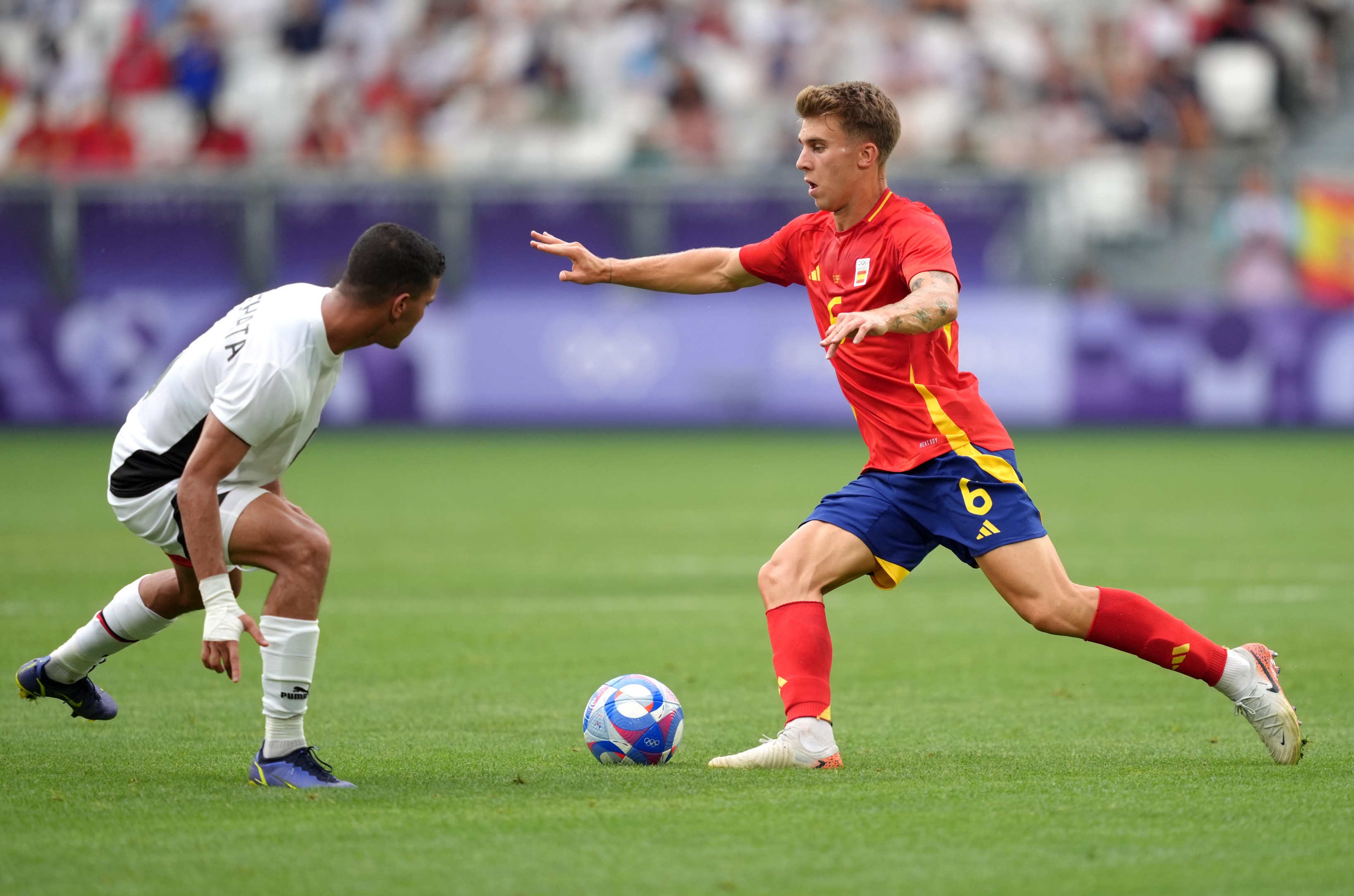 Pablo Barrios controls the ball