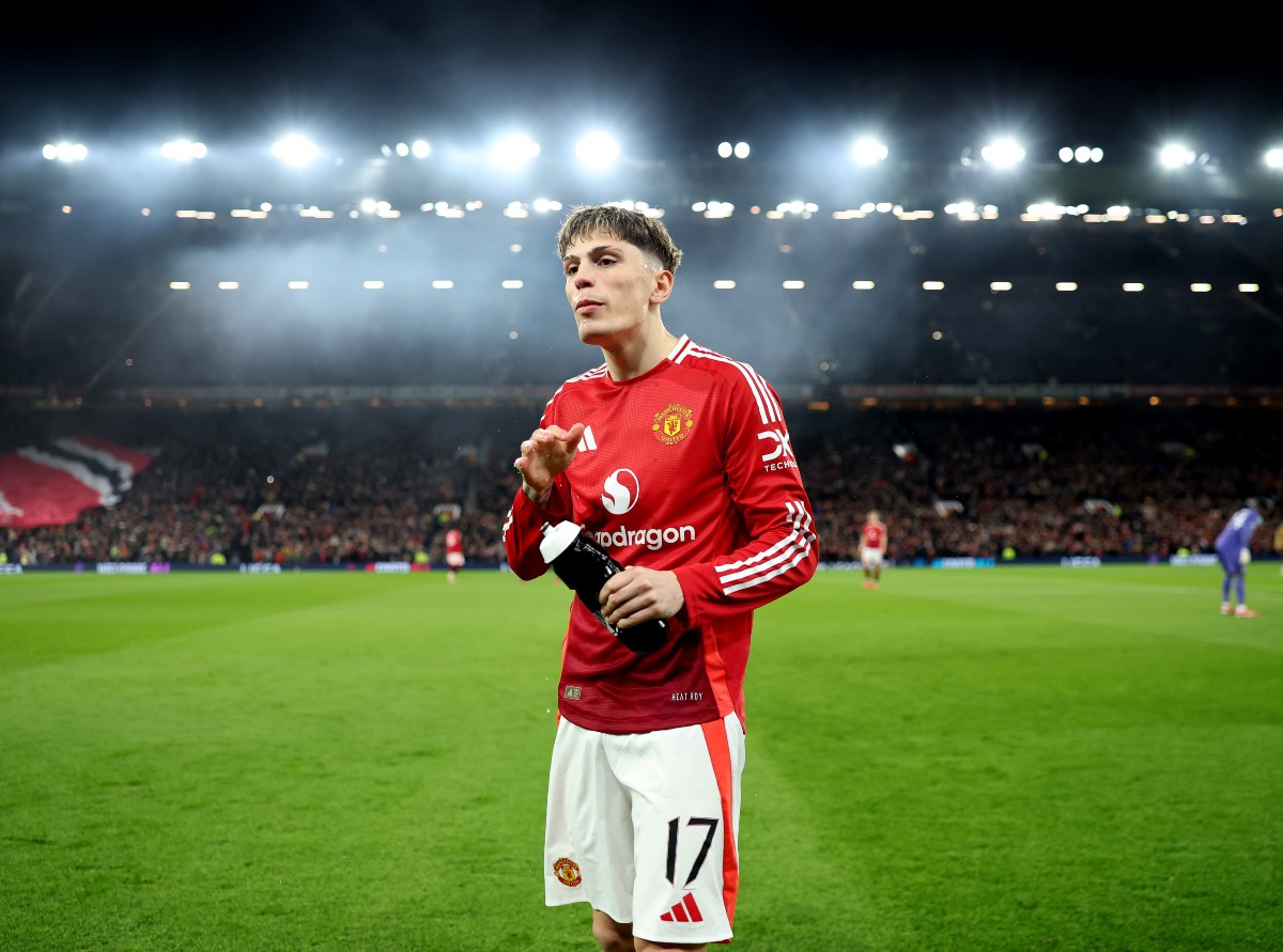 Alejandro Garnacho takes a drink break during Man Utd's win vs Real Sociedad