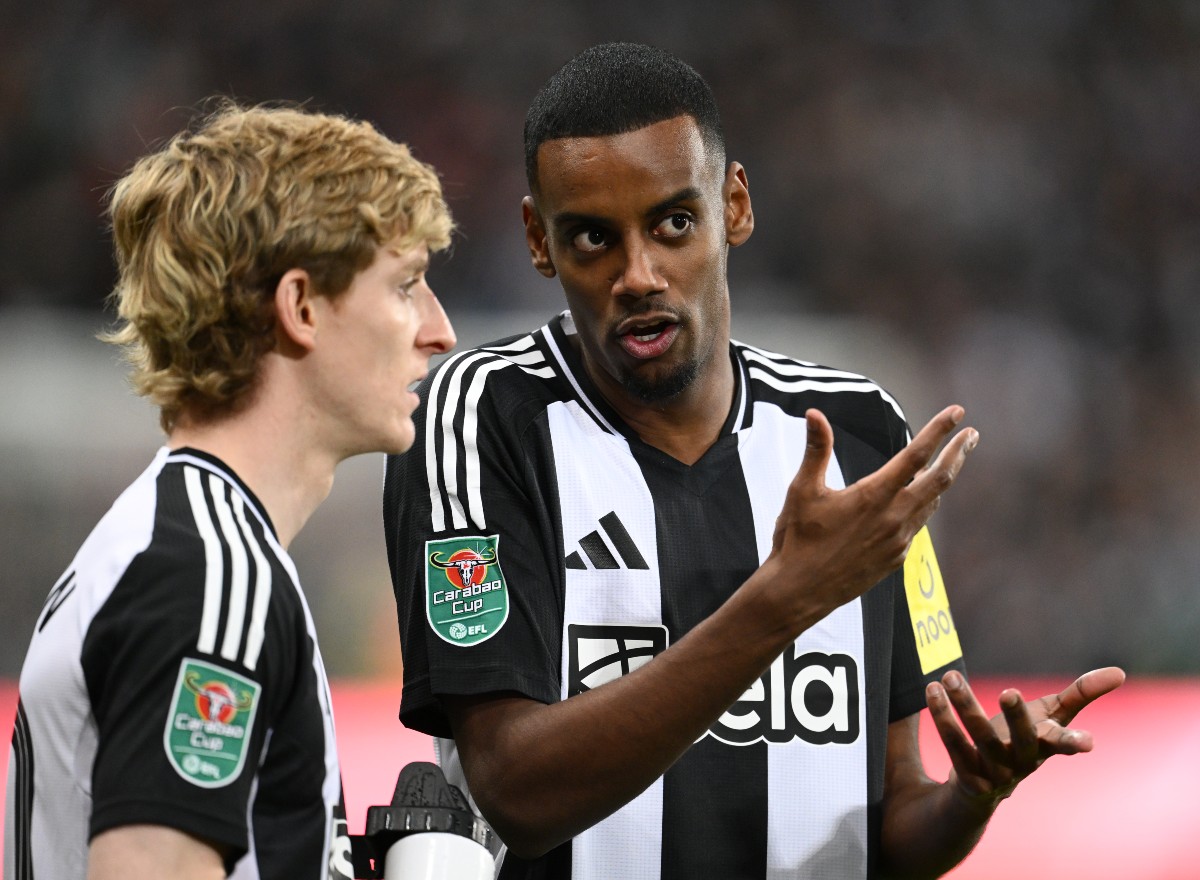 Anthony Gordon and Alexander Isak talking during Newcastle's game vs Arsenal