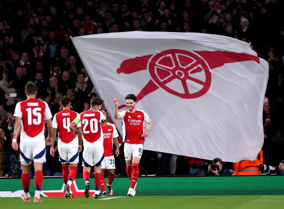 Arsenal players celebrate PSV