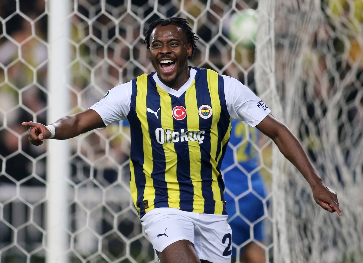 Bright Osayi-Samuel celebrates a goal for Fenerbahce