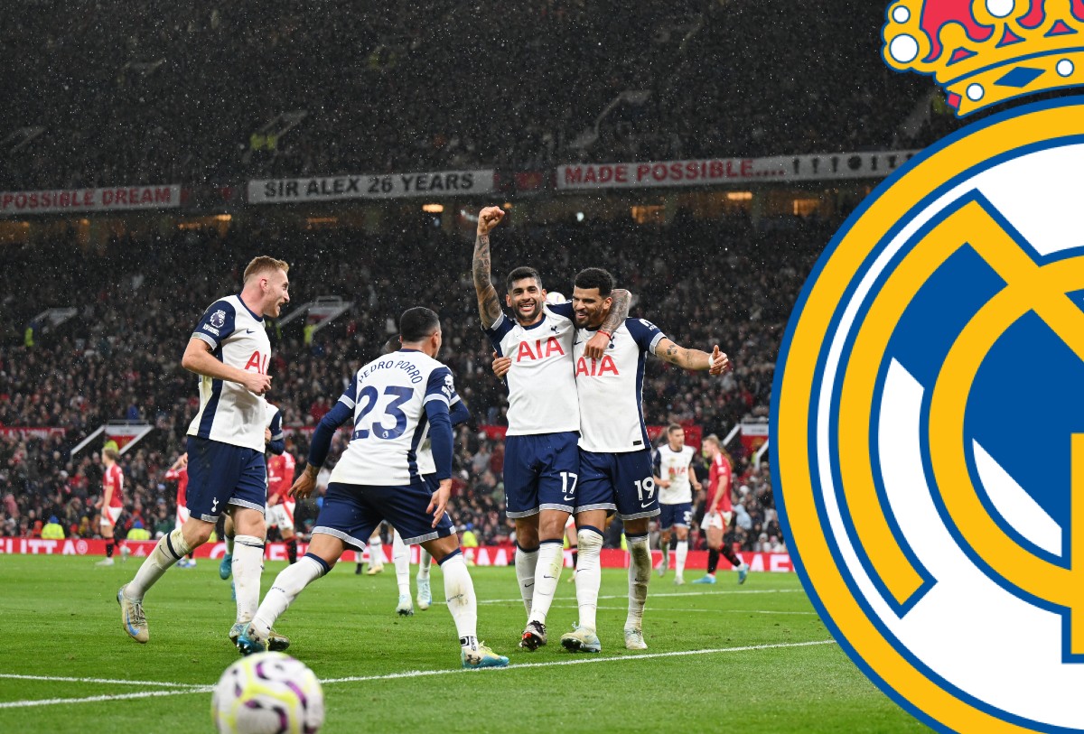 Cristian Romero celebrates Tottenham with teammates