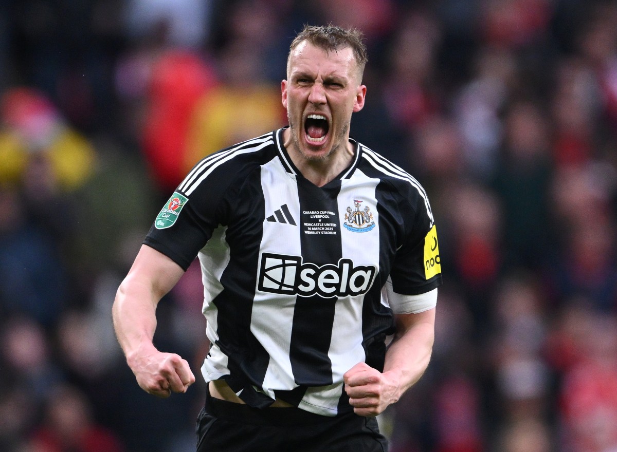 Dan Burn celebrates during the final victory of the Newcastle Carabao Cup on Liverpool