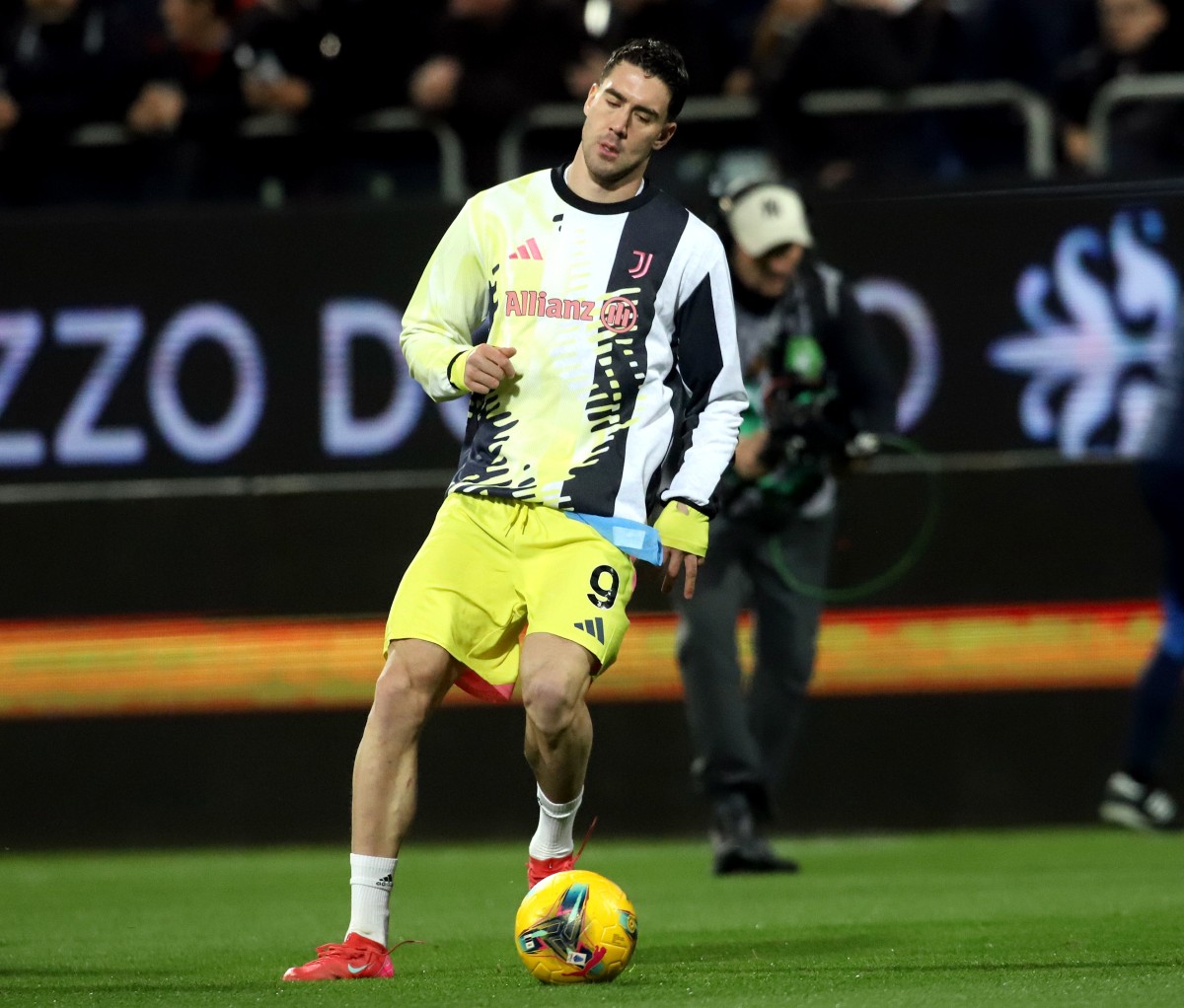 Dusan Vlahovic warming up for Juventus