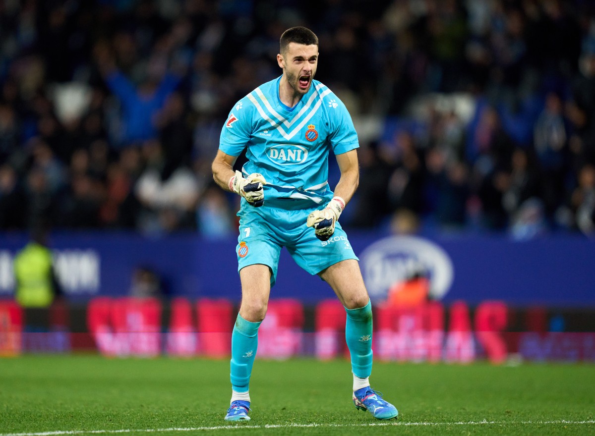 The Espanyol goalkeeper Joan Garcia celebrates