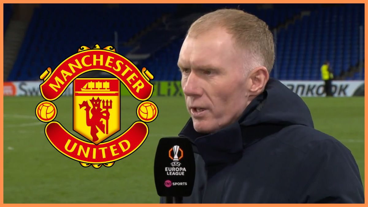 Paul Scholes speaks into a TNT Sports microphone next to Manchester United club crest.