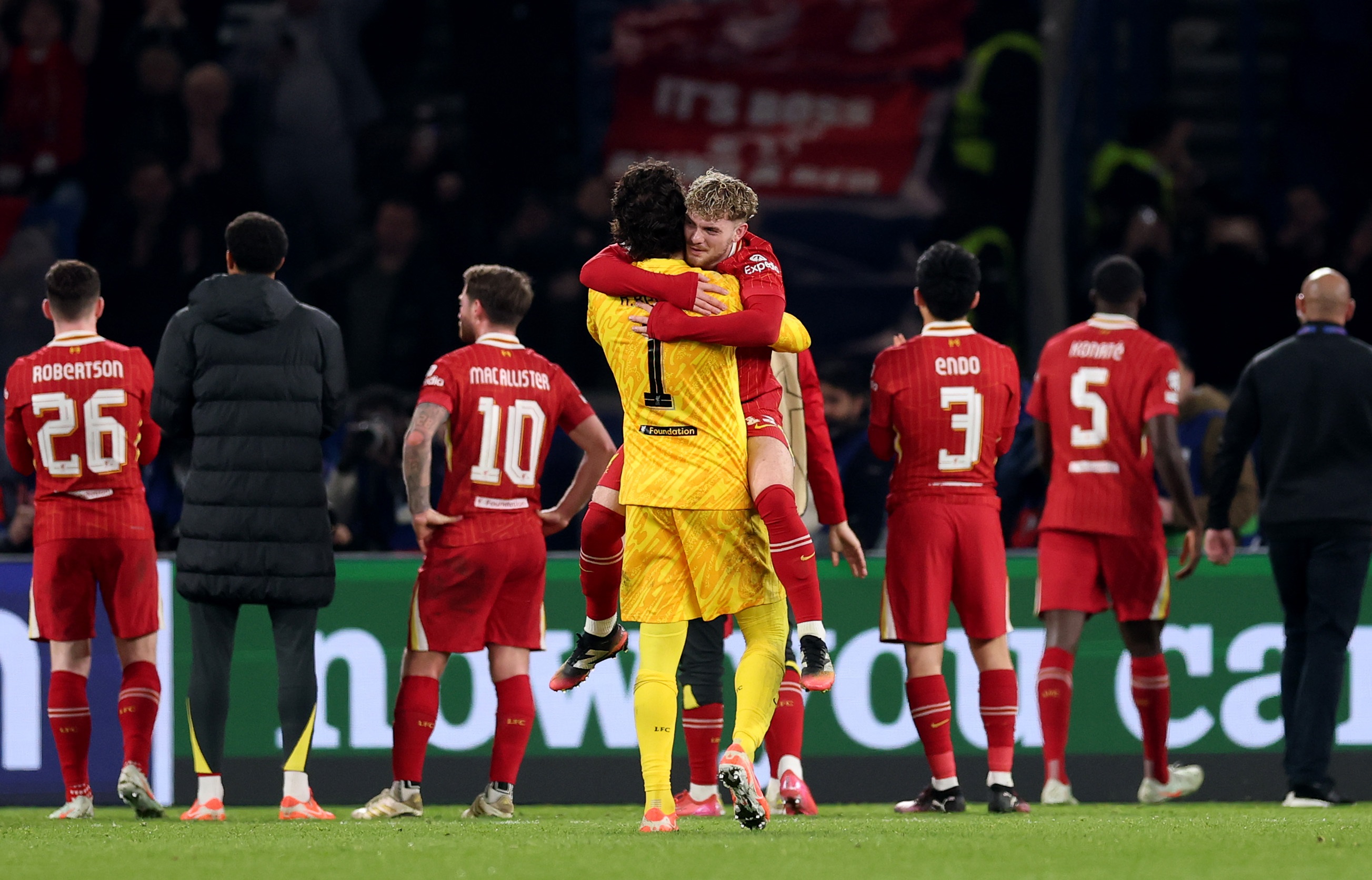 Harvey Elliott pierces the waist of Alisson Becker.