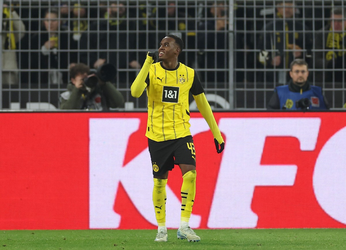 Jamie Gittens scoring for Dortmund against Bayern