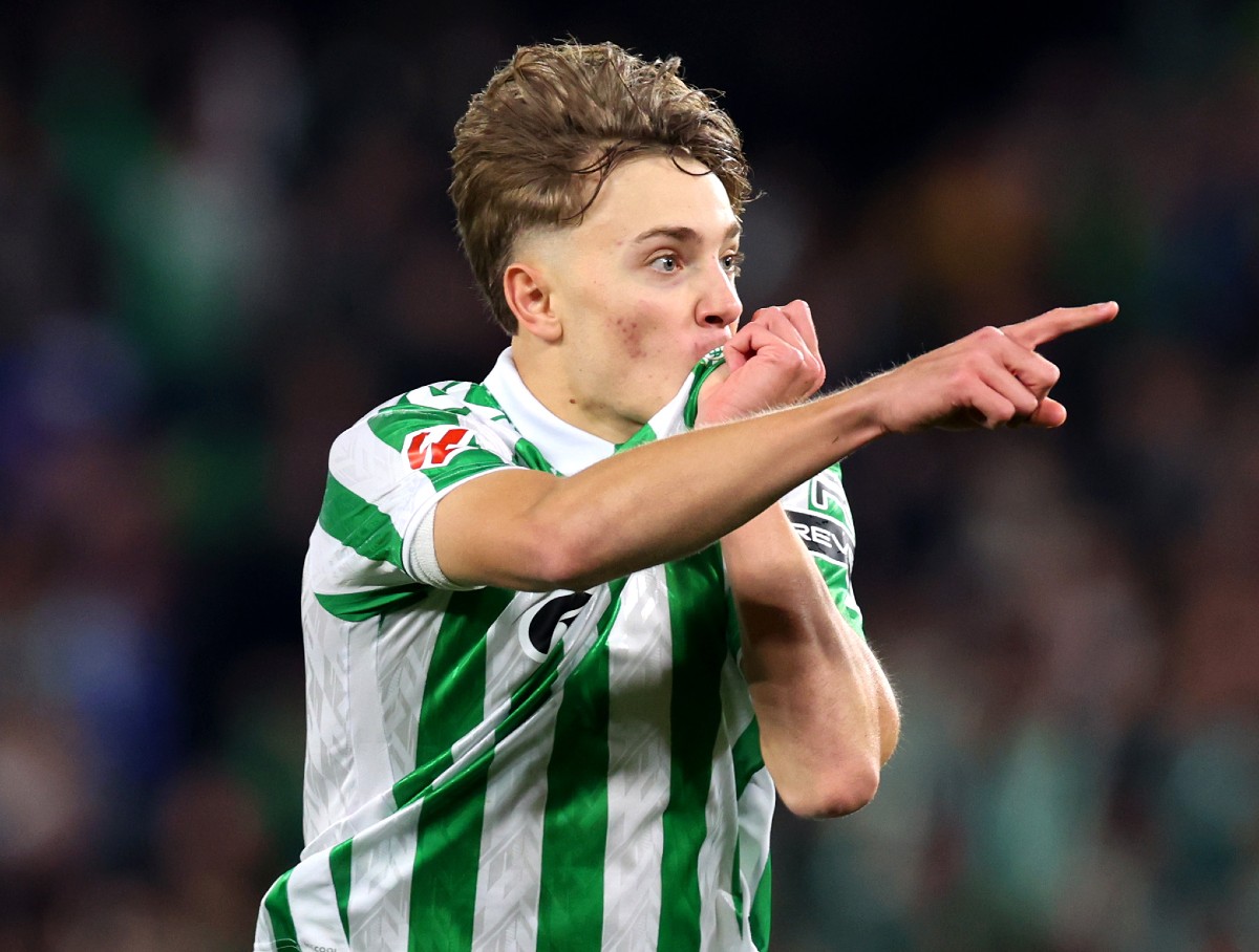 Jesus Rodriguez kisses the Real Betis badge in celebration