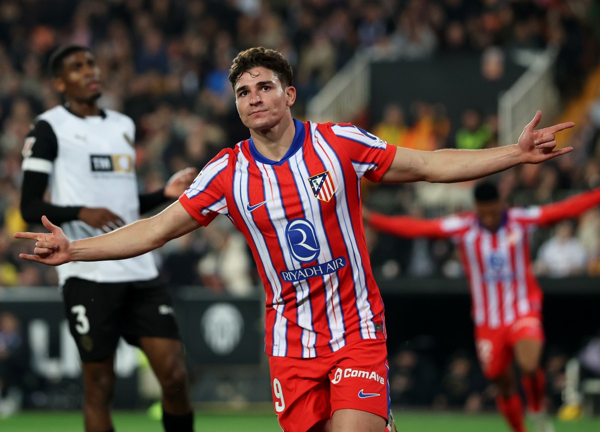 Julian Alvarez marks an arm for Atletico Madrid