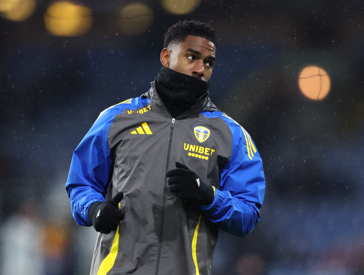 Junior Firpo warming up for Leeds