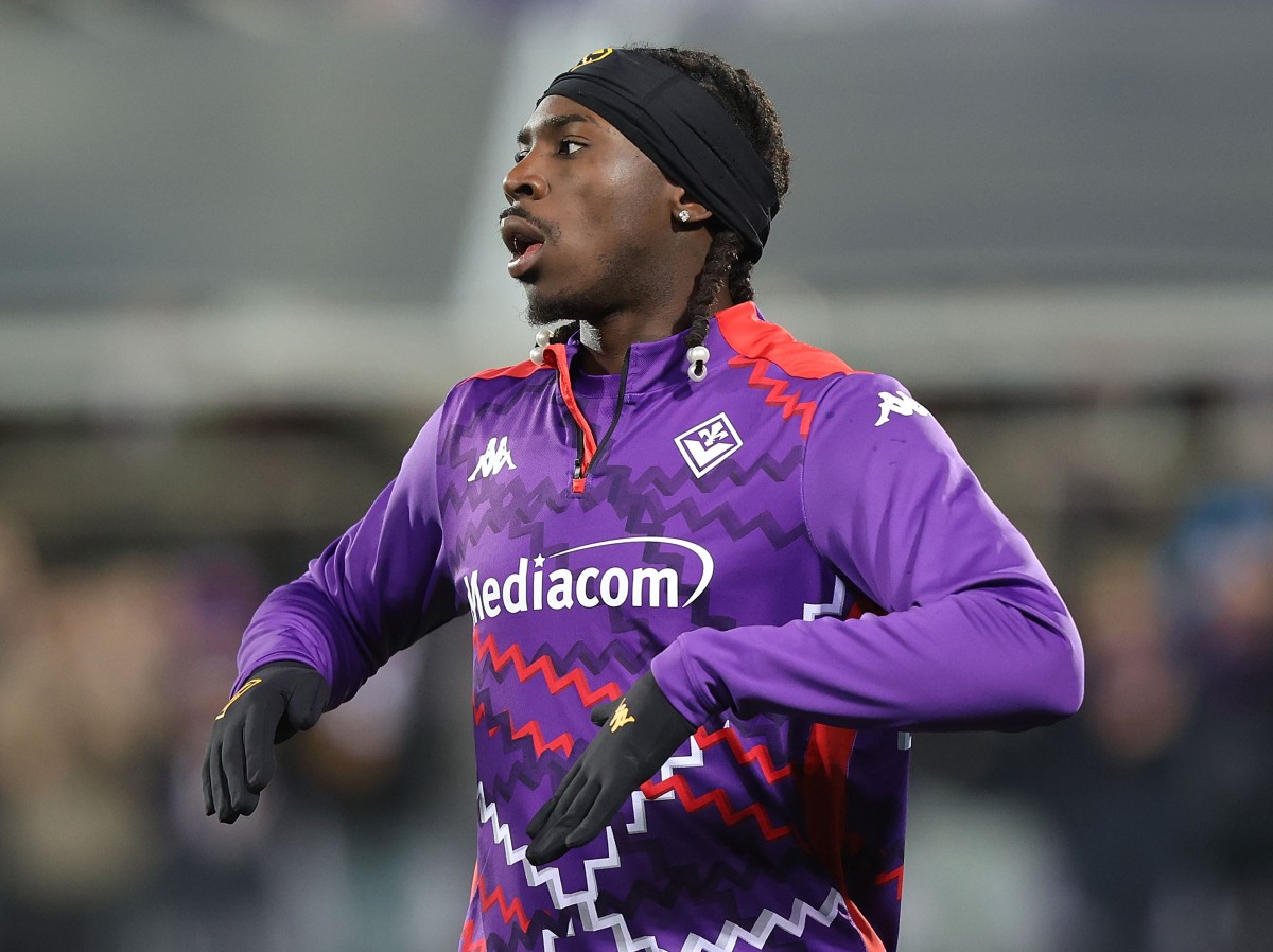 Moise Kean warming up for Fiorentina